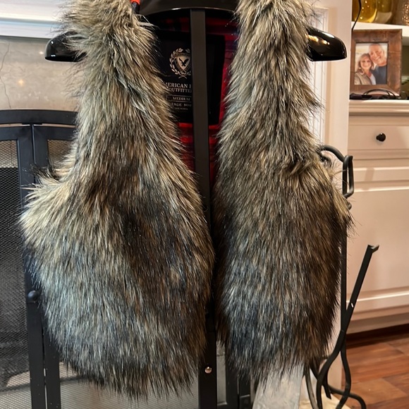 American Eagle Outfitters Jackets & Blazers - American Eagle faux fur vest medium